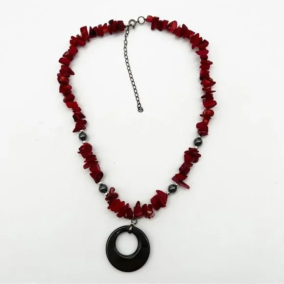 Red Stone Chip Gunmetal Gray Circle Pendant Fashion Necklace 15.5” - Picture 5 of 7